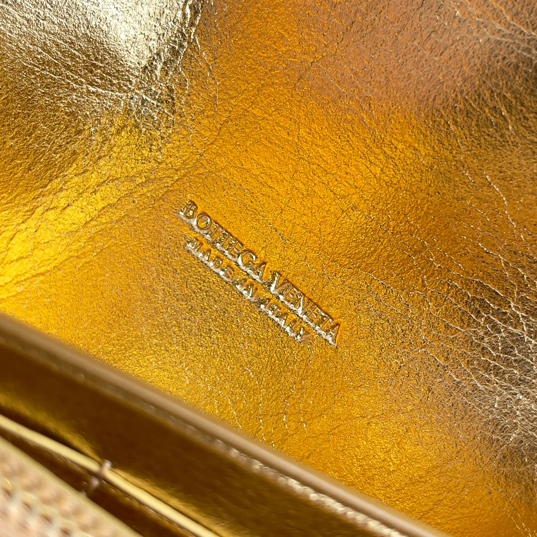 Batch 1160 BV Andiamo clutch wallet is super high-end🤎🤎How come the long clutch bag is so exquisite~ The braided style bag surface paired with all-copper hardware is really warm and high-end. The bag body is super light and can be grabbed easily! It can store a lot of small items and large mobile phones ~ very practical for daily use. Style number: 741504 Size: 19*11.5*3